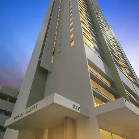 Spectacular Ocean & Diamond Head View 2 Bedroom Condo With Free Parking!